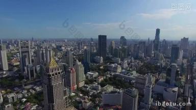 空中： 飞行结束在曼谷市中心的摩天大楼.